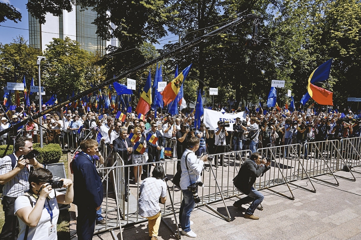 "Oda Bucuriei" în faţa Parlamentului. Mii de oameni au salutat ratificarea Acordului de Asociere cu UE