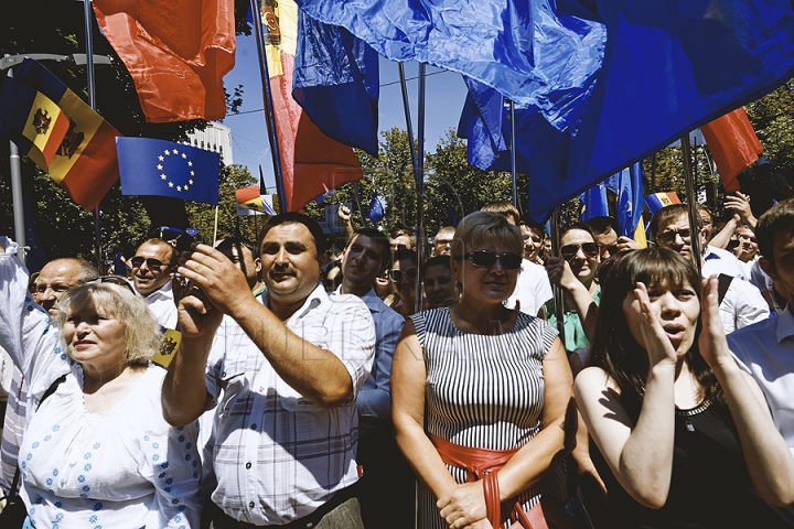 "Oda Bucuriei" în faţa Parlamentului. Mii de oameni au salutat ratificarea Acordului de Asociere cu UE