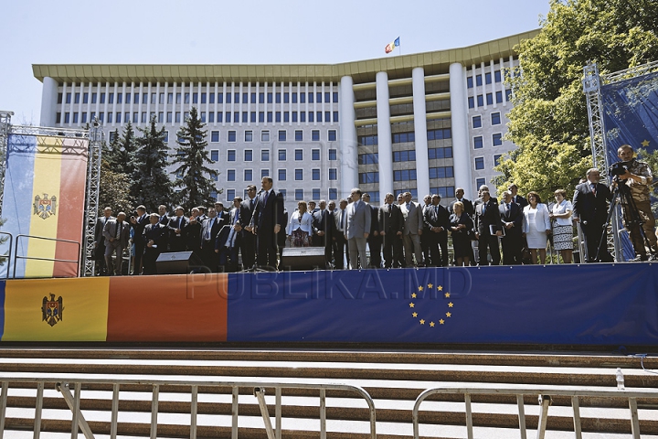 "Oda Bucuriei" în faţa Parlamentului. Mii de oameni au salutat ratificarea Acordului de Asociere cu UE