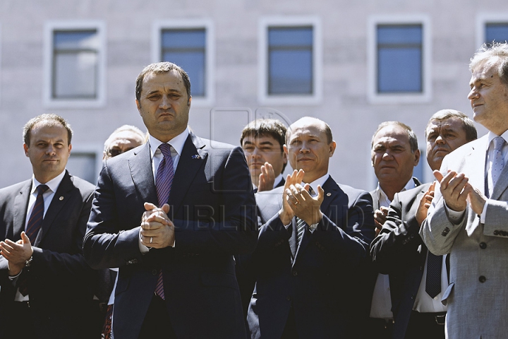 "Oda Bucuriei" în faţa Parlamentului. Mii de oameni au salutat ratificarea Acordului de Asociere cu UE