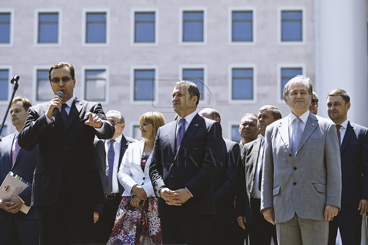 "Oda Bucuriei" în faţa Parlamentului. Mii de oameni au salutat ratificarea Acordului de Asociere cu UE