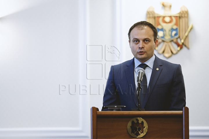 Nicolae Timofti a SEMNAT! Andrian Candu a depus jurământul pentru învestirea în funcţia de ministru al Economiei 