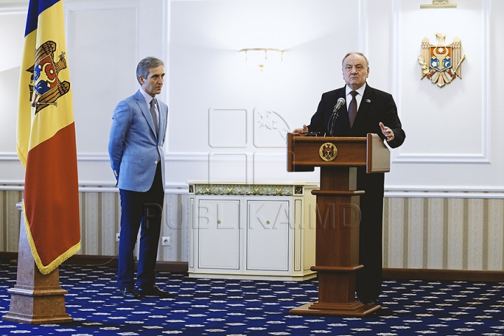 Nicolae Timofti a SEMNAT! Andrian Candu a depus jurământul pentru învestirea în funcţia de ministru al Economiei 