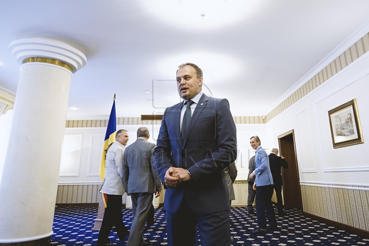 Nicolae Timofti a SEMNAT! Andrian Candu a depus jurământul pentru învestirea în funcţia de ministru al Economiei 