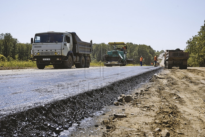 Ministerul Transporturilor insistă ca drumul Orhei-Rezina să fie finisat până la sfârşitul anului (GALERIE FOTO)