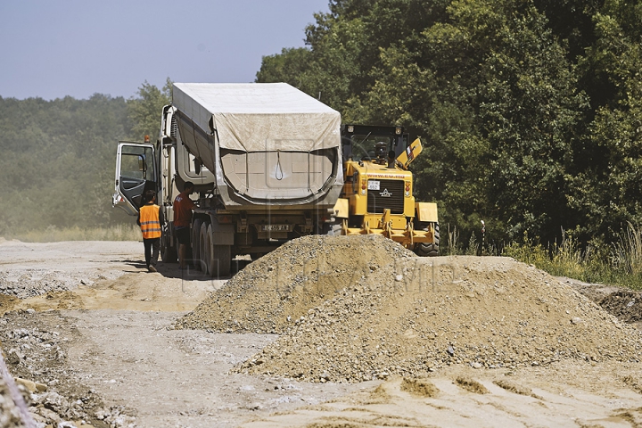 Ministerul Transporturilor insistă ca drumul Orhei-Rezina să fie finisat până la sfârşitul anului (GALERIE FOTO)