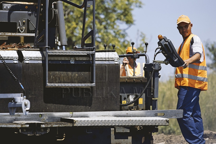 Ministerul Transporturilor insistă ca drumul Orhei-Rezina să fie finisat până la sfârşitul anului (GALERIE FOTO)