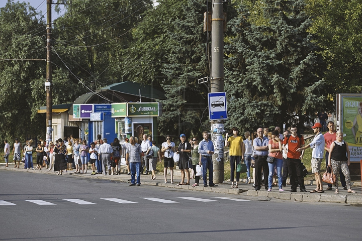 "E CEVA STRAŞNIC". Cum se circulă în capitală cu transportul public în condiţiile grevei şoferilor de maxi-taxi (GALERIE FOTO)