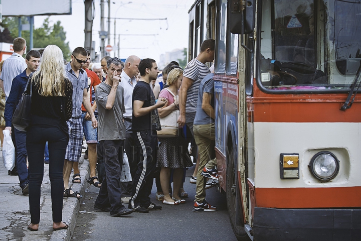 "E CEVA STRAŞNIC". Cum se circulă în capitală cu transportul public în condiţiile grevei şoferilor de maxi-taxi (GALERIE FOTO)