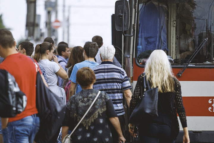 "E CEVA STRAŞNIC". Cum se circulă în capitală cu transportul public în condiţiile grevei şoferilor de maxi-taxi (GALERIE FOTO)