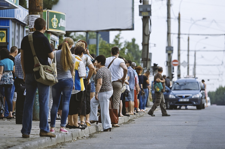 "E CEVA STRAŞNIC". Cum se circulă în capitală cu transportul public în condiţiile grevei şoferilor de maxi-taxi (GALERIE FOTO)