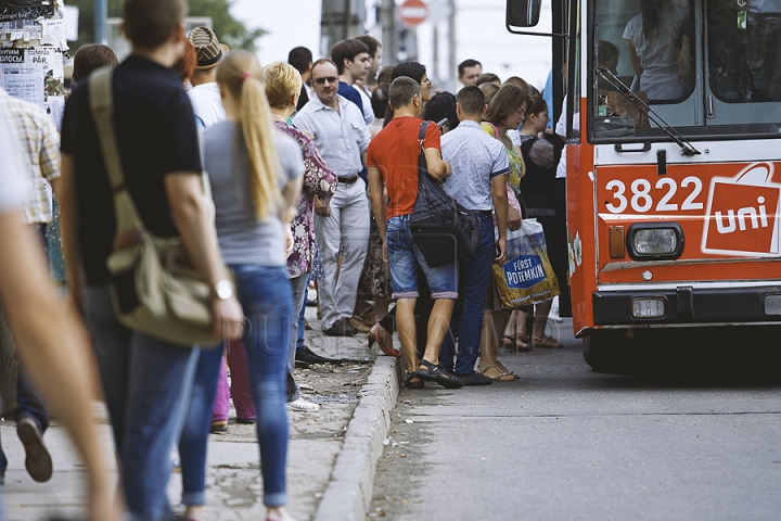 "E CEVA STRAŞNIC". Cum se circulă în capitală cu transportul public în condiţiile grevei şoferilor de maxi-taxi (GALERIE FOTO)