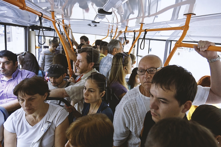 "E CEVA STRAŞNIC". Cum se circulă în capitală cu transportul public în condiţiile grevei şoferilor de maxi-taxi (GALERIE FOTO)