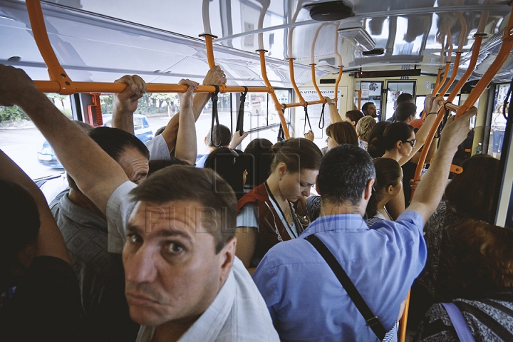 "E CEVA STRAŞNIC". Cum se circulă în capitală cu transportul public în condiţiile grevei şoferilor de maxi-taxi (GALERIE FOTO)