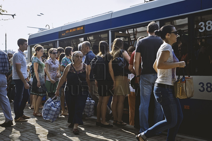 "E CEVA STRAŞNIC". Cum se circulă în capitală cu transportul public în condiţiile grevei şoferilor de maxi-taxi (GALERIE FOTO)