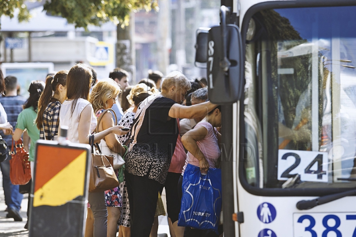 "E CEVA STRAŞNIC". Cum se circulă în capitală cu transportul public în condiţiile grevei şoferilor de maxi-taxi (GALERIE FOTO)