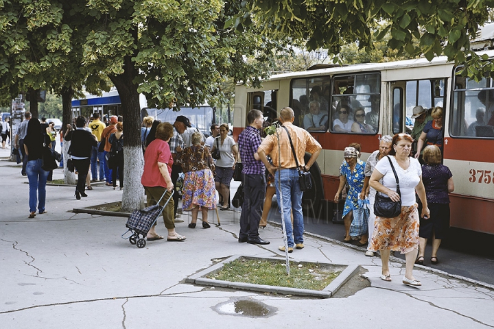 "E CEVA STRAŞNIC". Cum se circulă în capitală cu transportul public în condiţiile grevei şoferilor de maxi-taxi (GALERIE FOTO)