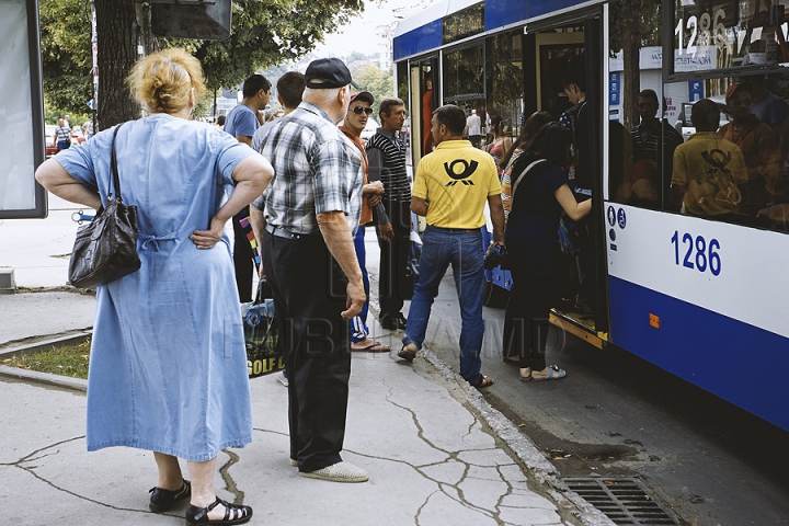 "E CEVA STRAŞNIC". Cum se circulă în capitală cu transportul public în condiţiile grevei şoferilor de maxi-taxi (GALERIE FOTO)