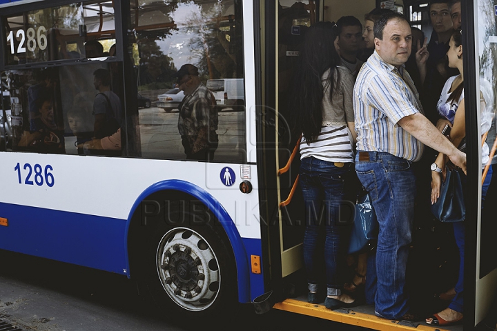 "E CEVA STRAŞNIC". Cum se circulă în capitală cu transportul public în condiţiile grevei şoferilor de maxi-taxi (GALERIE FOTO)