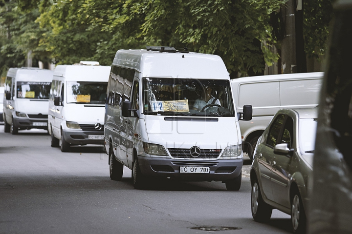 NICIUN STRES! Unii şoferi de microbuze au revenit pe străzile capitalei şi circulă pe rute anulate de Primărie (FOTO)