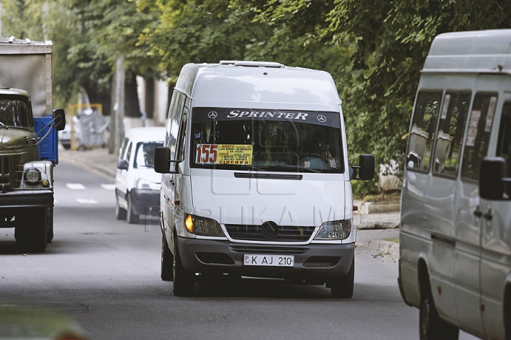 NICIUN STRES! Unii şoferi de microbuze au revenit pe străzile capitalei şi circulă pe rute anulate de Primărie (FOTO)