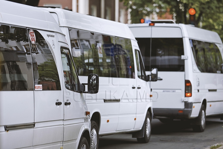 NICIUN STRES! Unii şoferi de microbuze au revenit pe străzile capitalei şi circulă pe rute anulate de Primărie (FOTO)