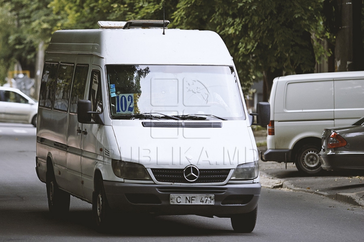 NICIUN STRES! Unii şoferi de microbuze au revenit pe străzile capitalei şi circulă pe rute anulate de Primărie (FOTO)