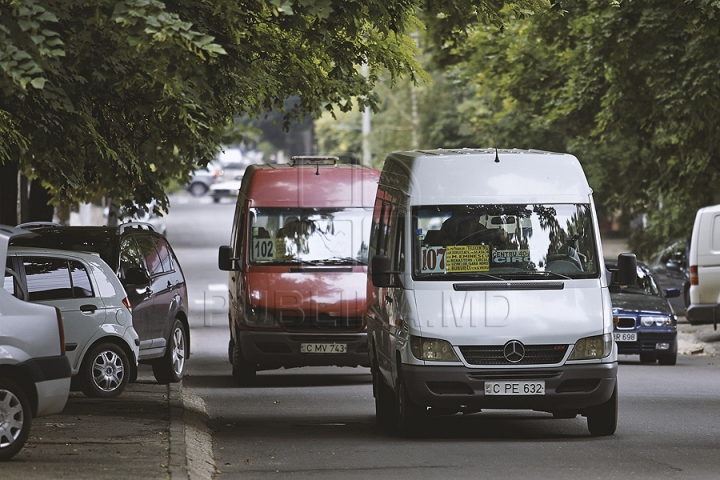 NICIUN STRES! Unii şoferi de microbuze au revenit pe străzile capitalei şi circulă pe rute anulate de Primărie (FOTO)