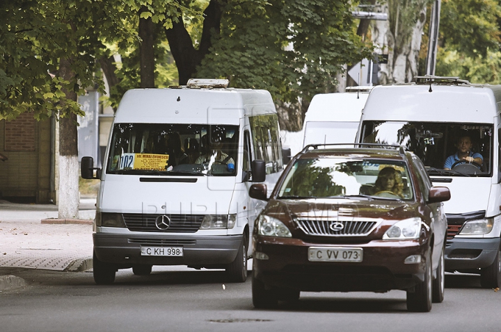 NICIUN STRES! Unii şoferi de microbuze au revenit pe străzile capitalei şi circulă pe rute anulate de Primărie (FOTO)