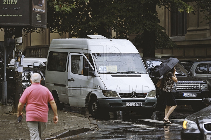 NICIUN STRES! Unii şoferi de microbuze au revenit pe străzile capitalei şi circulă pe rute anulate de Primărie (FOTO)