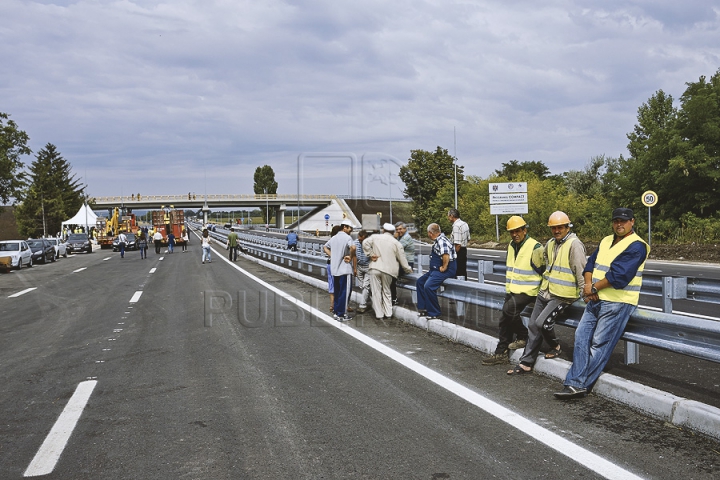 (FOTO) Cea mai mare intersecție cu pod din Moldova a fost deschisă circulației. "Vedem un drum european pe bani americani"