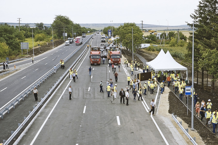 (FOTO) Cea mai mare intersecție cu pod din Moldova a fost deschisă circulației. "Vedem un drum european pe bani americani"