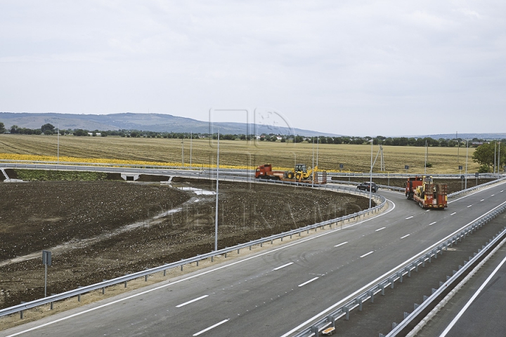 (FOTO) Cea mai mare intersecție cu pod din Moldova a fost deschisă circulației. "Vedem un drum european pe bani americani"