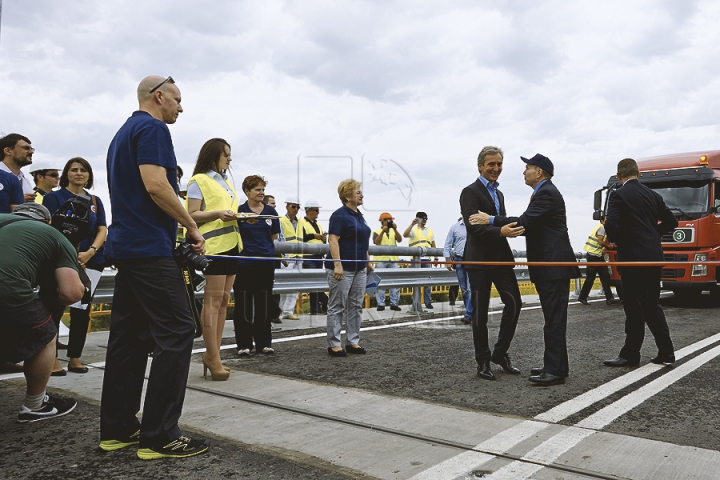 (FOTO) Cea mai mare intersecție cu pod din Moldova a fost deschisă circulației. "Vedem un drum european pe bani americani"