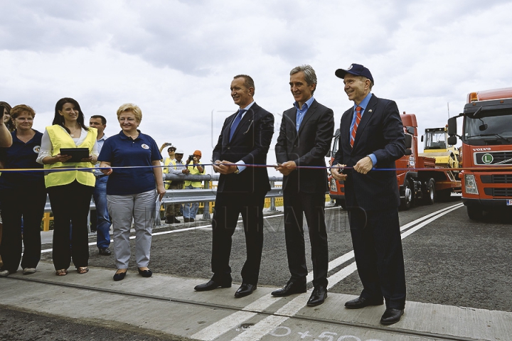 (FOTO) Cea mai mare intersecție cu pod din Moldova a fost deschisă circulației. "Vedem un drum european pe bani americani"