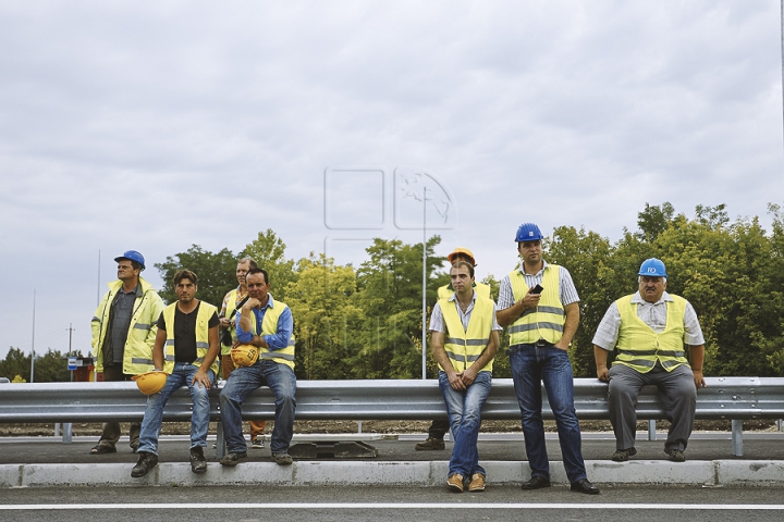 (FOTO) Cea mai mare intersecție cu pod din Moldova a fost deschisă circulației. "Vedem un drum european pe bani americani"