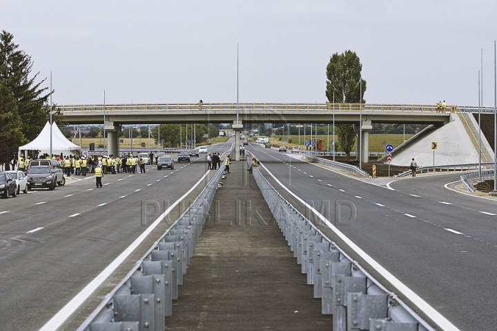 (FOTO) Cea mai mare intersecție cu pod din Moldova a fost deschisă circulației. "Vedem un drum european pe bani americani"