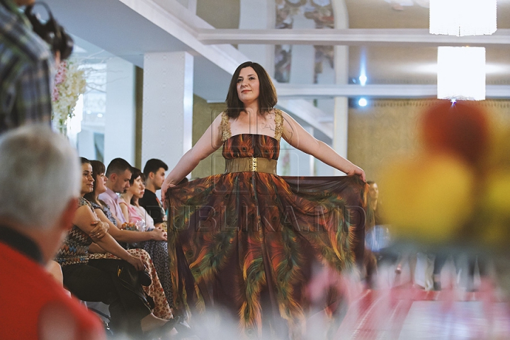 Rafinamentul şi eleganţa autohtonă pe podium. 40 de ţinute ale designerilor moldoveni sunt prezentate de vedete (GALERIE FOTO)