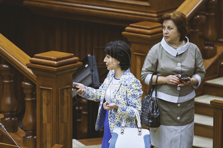 PREMIERĂ ISTORICĂ în Parlament! GALERIE FOTO cu emoţiile deputaţilor în ultima şedinţă a Legislativului din această sesiune