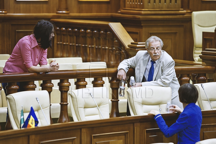 PREMIERĂ ISTORICĂ în Parlament! GALERIE FOTO cu emoţiile deputaţilor în ultima şedinţă a Legislativului din această sesiune