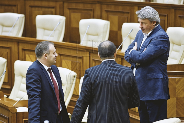 PREMIERĂ ISTORICĂ în Parlament! GALERIE FOTO cu emoţiile deputaţilor în ultima şedinţă a Legislativului din această sesiune