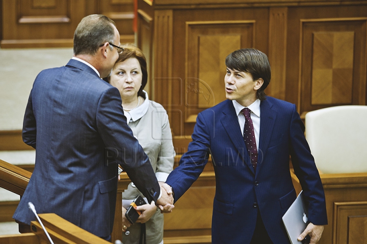 PREMIERĂ ISTORICĂ în Parlament! GALERIE FOTO cu emoţiile deputaţilor în ultima şedinţă a Legislativului din această sesiune