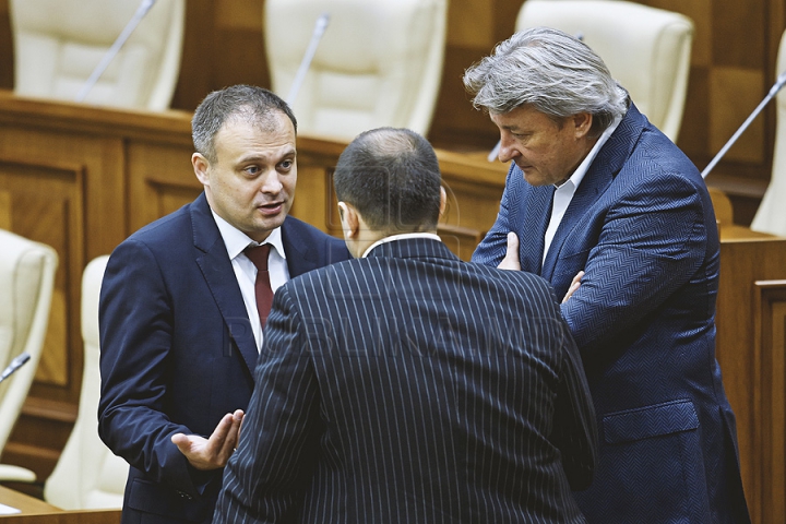 PREMIERĂ ISTORICĂ în Parlament! GALERIE FOTO cu emoţiile deputaţilor în ultima şedinţă a Legislativului din această sesiune