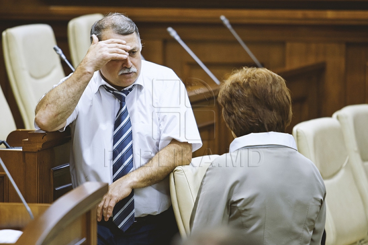 PREMIERĂ ISTORICĂ în Parlament! GALERIE FOTO cu emoţiile deputaţilor în ultima şedinţă a Legislativului din această sesiune