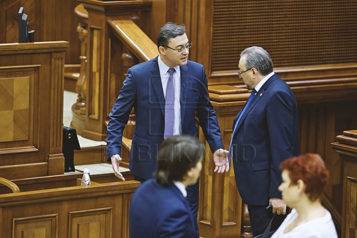 PREMIERĂ ISTORICĂ în Parlament! GALERIE FOTO cu emoţiile deputaţilor în ultima şedinţă a Legislativului din această sesiune