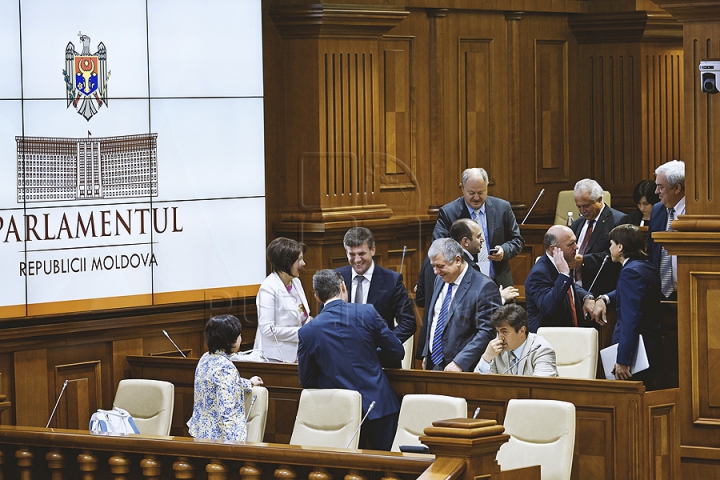 PREMIERĂ ISTORICĂ în Parlament! GALERIE FOTO cu emoţiile deputaţilor în ultima şedinţă a Legislativului din această sesiune