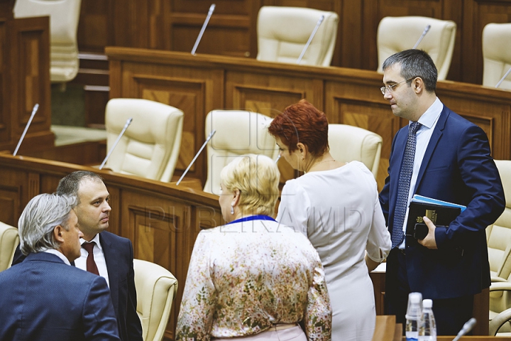 PREMIERĂ ISTORICĂ în Parlament! GALERIE FOTO cu emoţiile deputaţilor în ultima şedinţă a Legislativului din această sesiune