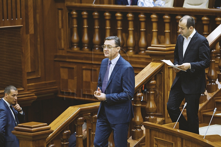 PREMIERĂ ISTORICĂ în Parlament! GALERIE FOTO cu emoţiile deputaţilor în ultima şedinţă a Legislativului din această sesiune