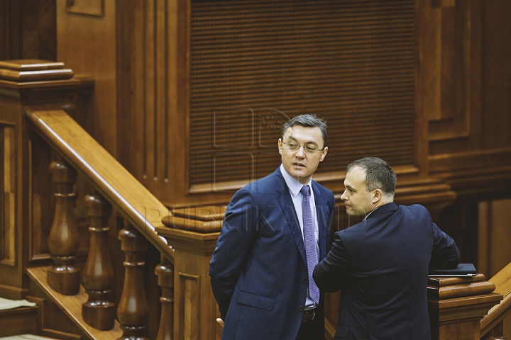 PREMIERĂ ISTORICĂ în Parlament! GALERIE FOTO cu emoţiile deputaţilor în ultima şedinţă a Legislativului din această sesiune