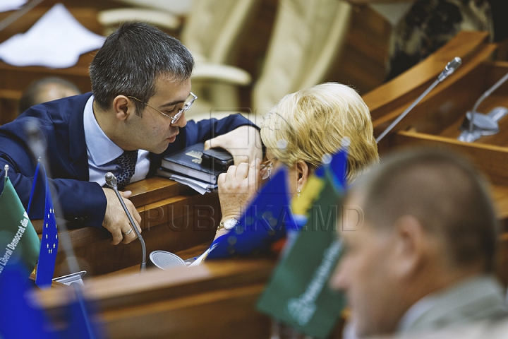 PREMIERĂ ISTORICĂ în Parlament! GALERIE FOTO cu emoţiile deputaţilor în ultima şedinţă a Legislativului din această sesiune